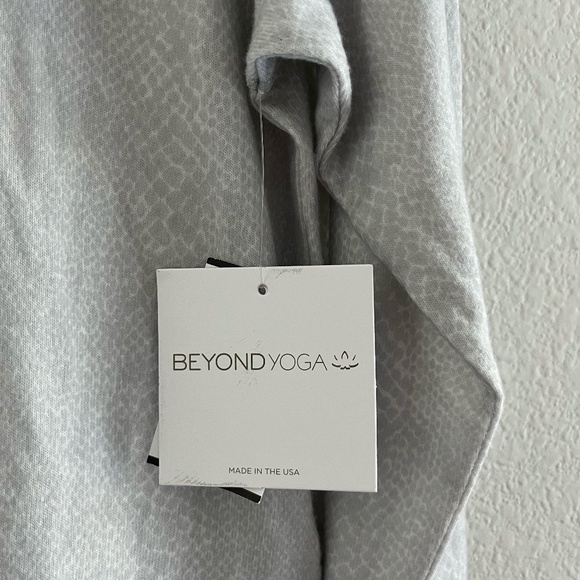 NWT BEYOND YOGA | Brushed Knit Printed Favorite Raglan in Gray Leopard | Size M - Picture 7 of 10